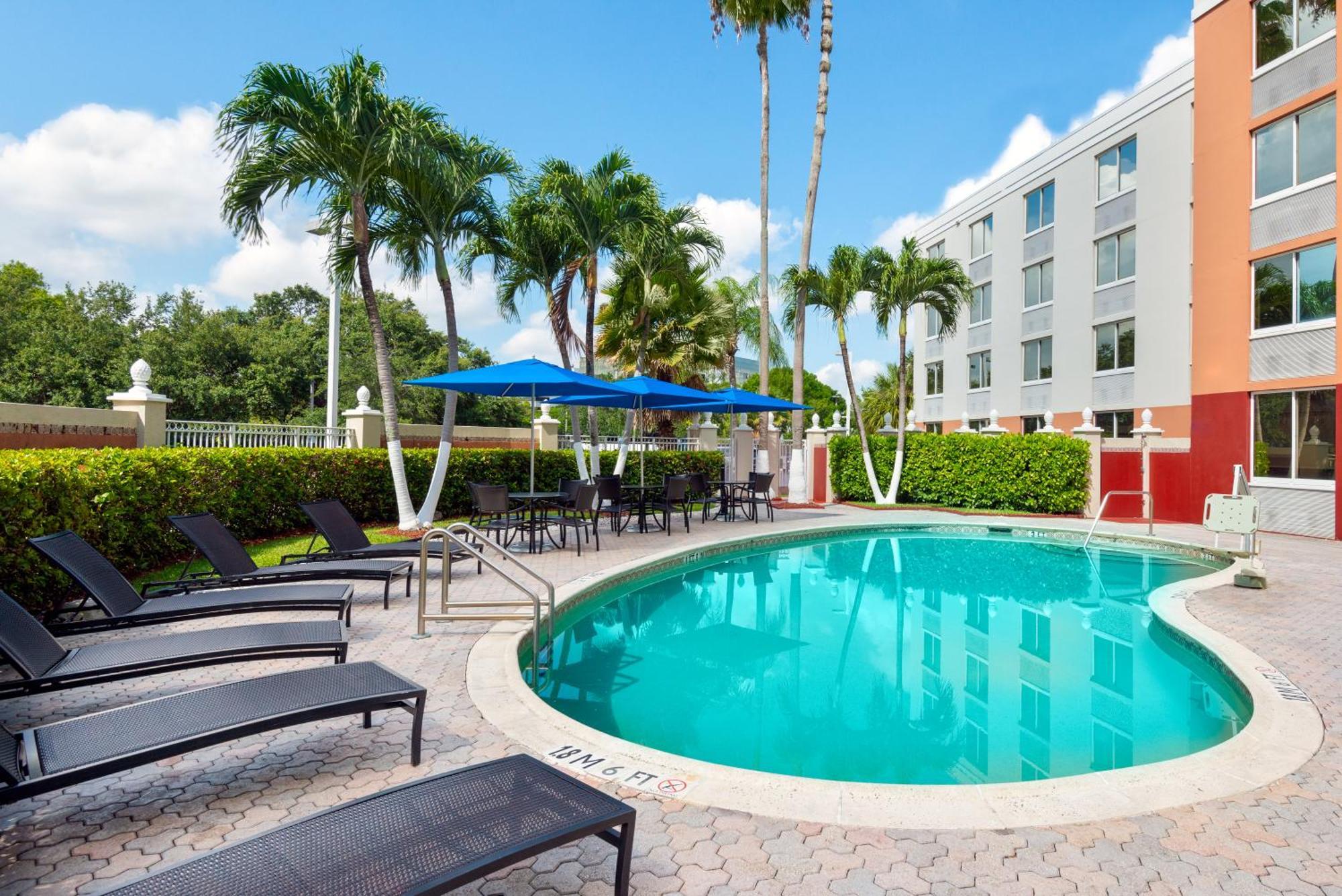 Holiday Inn Express Miami Airport Doral Area By Ihg Екстериор снимка