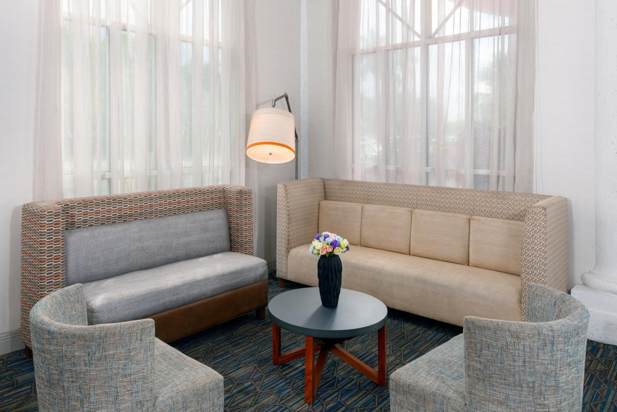 Holiday Inn Express Miami Airport Doral Area By Ihg Екстериор снимка