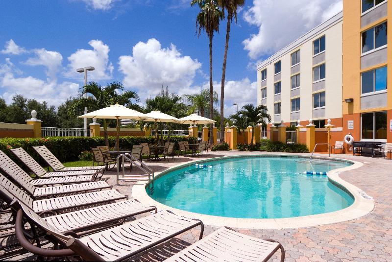 Holiday Inn Express Miami Airport Doral Area By Ihg Екстериор снимка